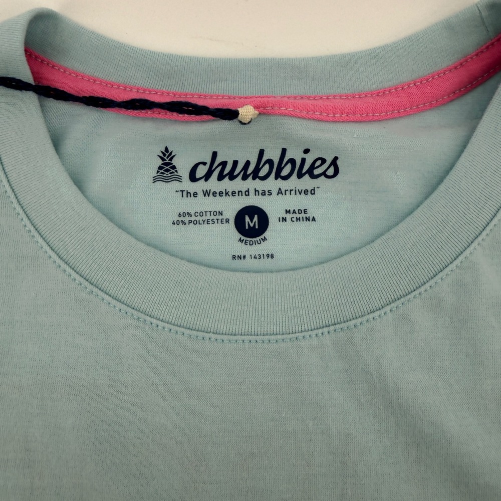 Chubbies Mens The Beach Bum Blue Pocket T-Shirt Alligator Surf Graphic Medium - Picture 3 of 8